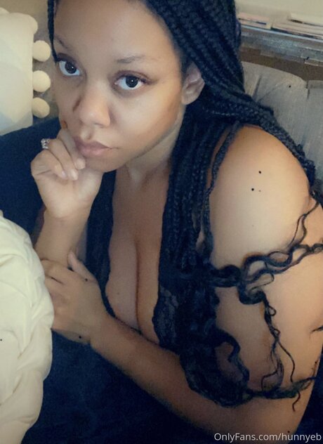 Naakte gelekte OnlyFans-foto van Hunnyeb