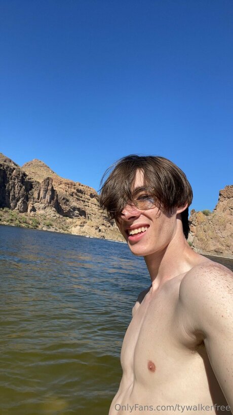 Naakte gelekte OnlyFans-foto van Tywalkerfree