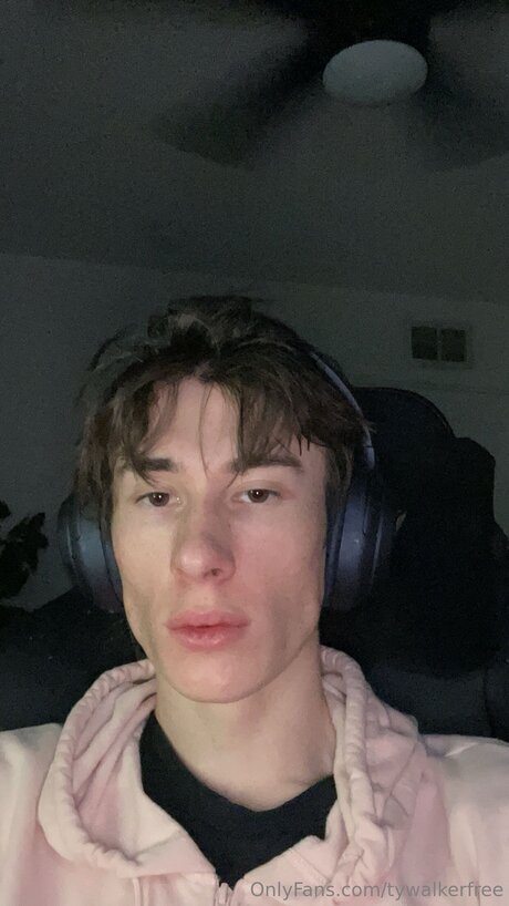 Naakte gelekte OnlyFans-foto van Tywalkerfree
