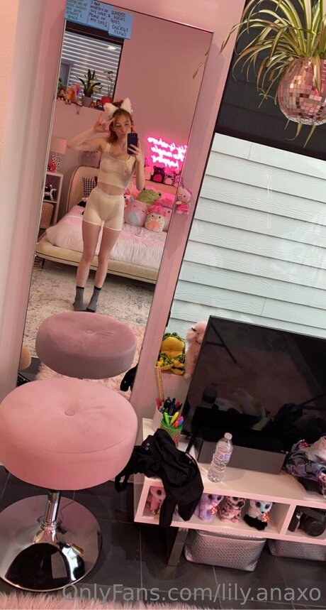 Naakte gelekte OnlyFans-foto van Lily Anaxo