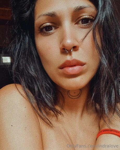 Naakte gelekte OnlyFans-foto van Indralove