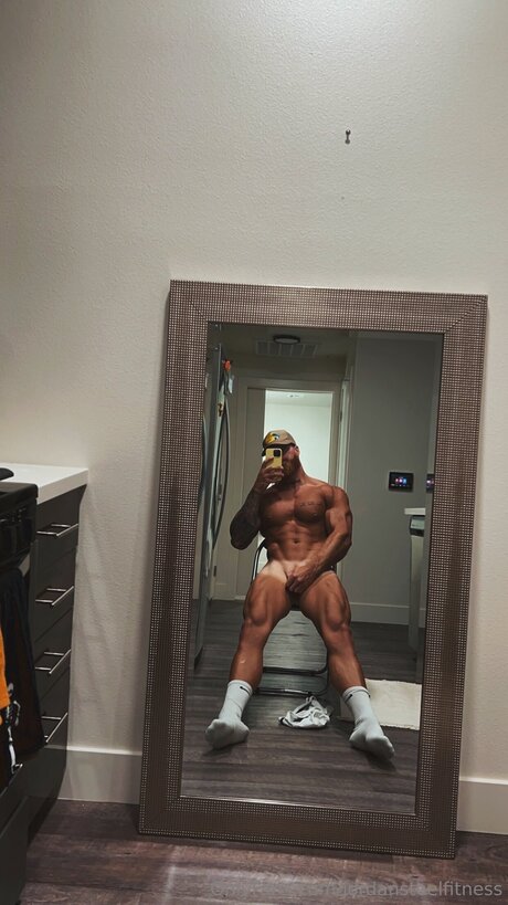 Naakte gelekte OnlyFans-foto van Jordansteelfitness