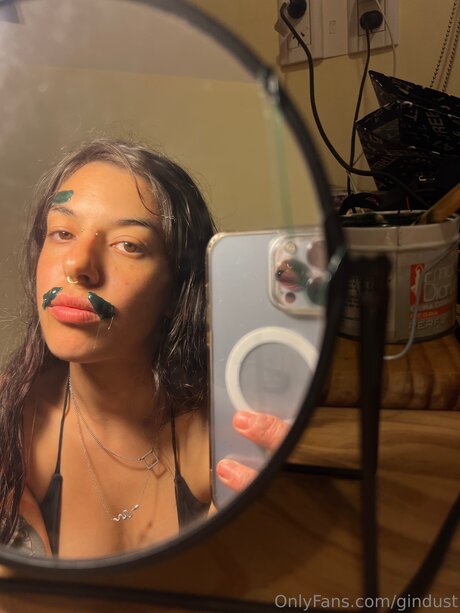 Naakte gelekte OnlyFans-foto van Gindust