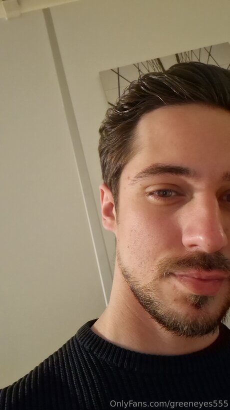 Naakte gelekte OnlyFans-foto van Greeneyes555