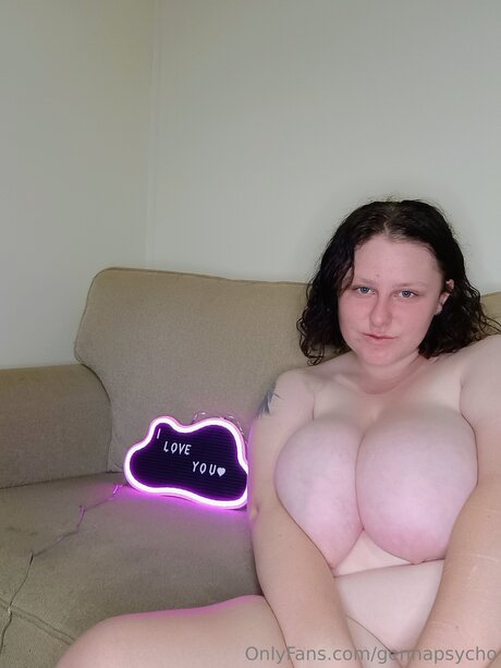 Naakte gelekte OnlyFans-foto van Gennapsycho
