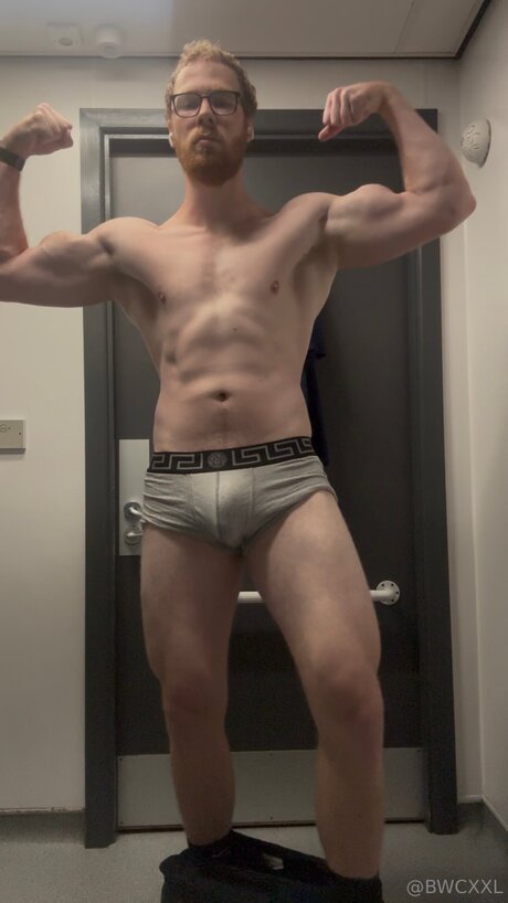 Naakte gelekte OnlyFans-foto van Bwcxxl