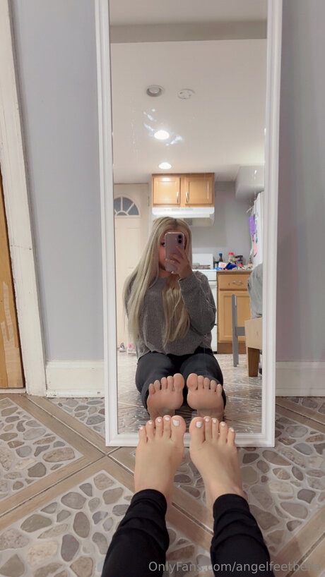 Naakte gelekte OnlyFans-foto van Angelfeetbella