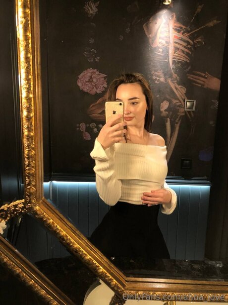 Naakte gelekte OnlyFans-foto van Afina Love