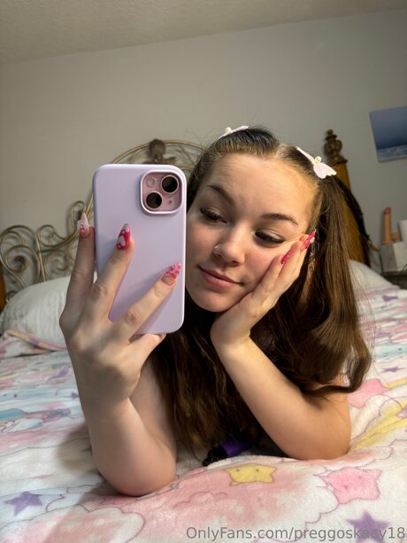 Naakte gelekte OnlyFans-foto van Pregnantbella18