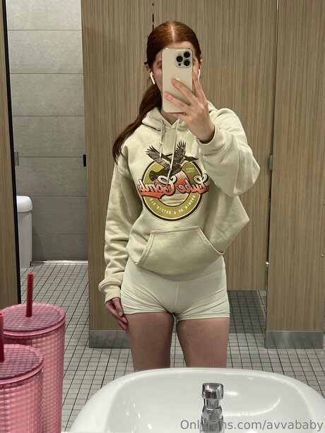 Naakte gelekte OnlyFans-foto van Avvababy