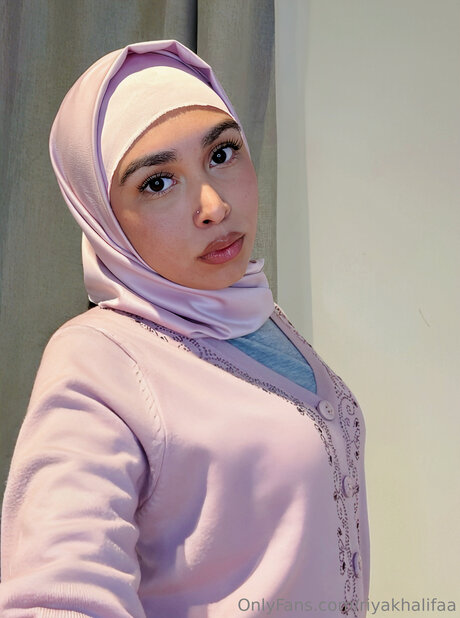 Naakte gelekte OnlyFans-foto van Riyakhalifaa