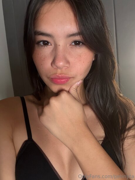 Naakte gelekte OnlyFans-foto van Petinyta