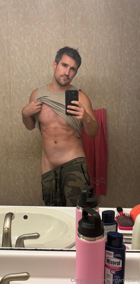 Naakte gelekte OnlyFans-foto van Jordannblais