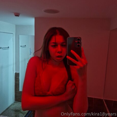 Naakte gelekte OnlyFans-foto van Kira18years