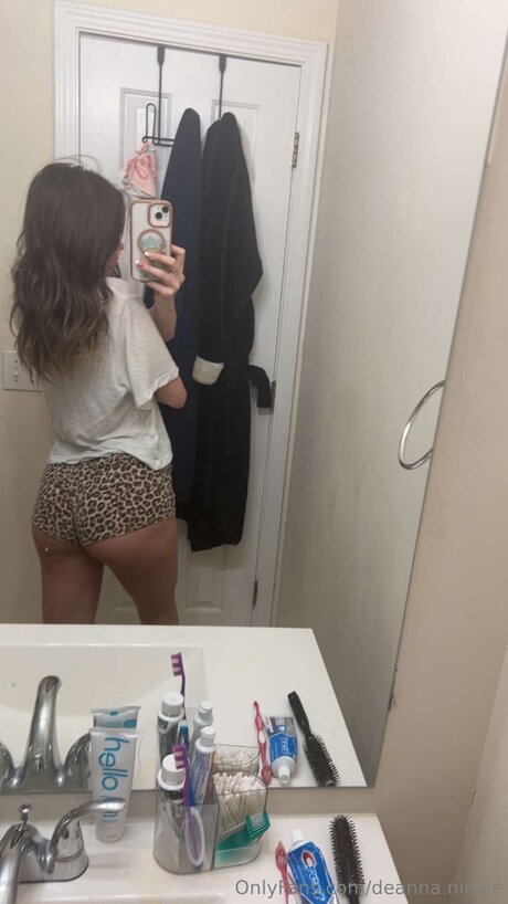 Naakte gelekte OnlyFans-foto van Deanna Nicole