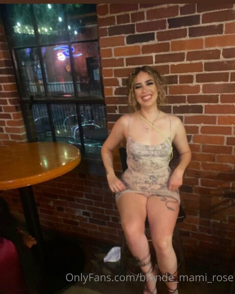 Blonde Mami Rose
