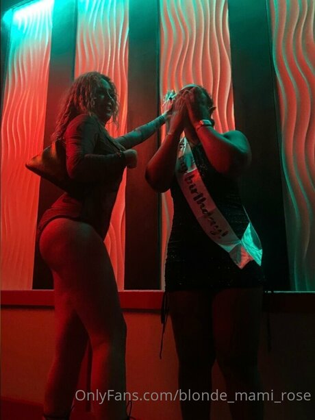 Naakte gelekte OnlyFans-foto van Blonde Mami Rose