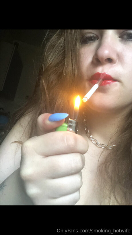 Naakte gelekte OnlyFans-foto van Smoking Hotwife