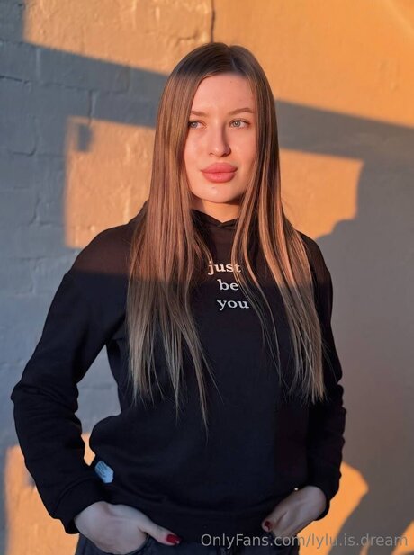 Naakte gelekte OnlyFans-foto van Lily Karamelka