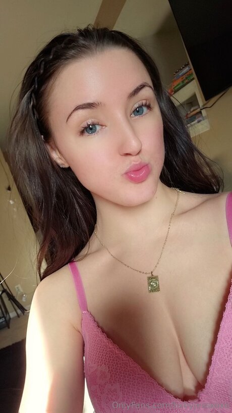 Naakte gelekte OnlyFans-foto van Bxbyjessxoxo