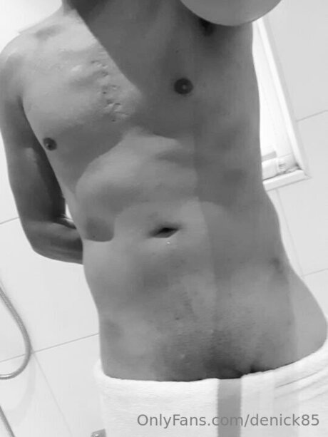 Naakte gelekte OnlyFans-foto van Denick85