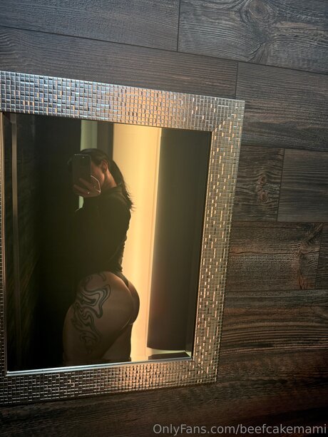 Naakte gelekte OnlyFans-foto van Beefcakemami