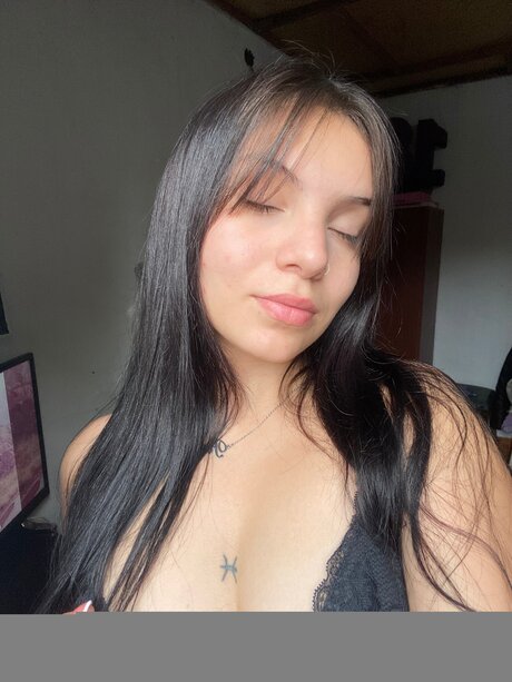 Naakte gelekte OnlyFans-foto van Imbabypaulita