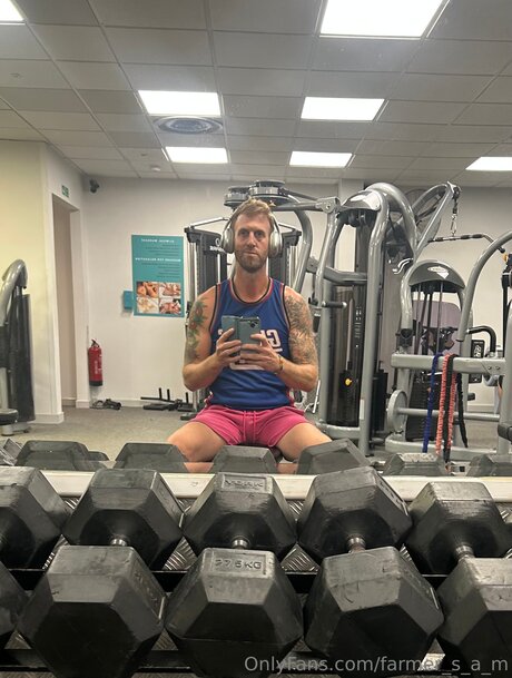 Naakte gelekte OnlyFans-foto van Farmer S A M