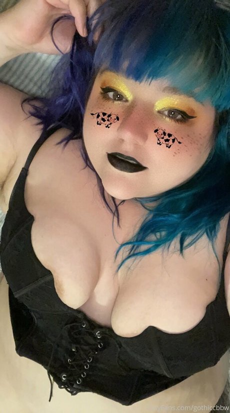 Naakte gelekte OnlyFans-foto van Gothiccbbw