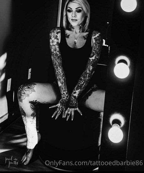 Naakte gelekte OnlyFans-foto van Tattooedbarbie86