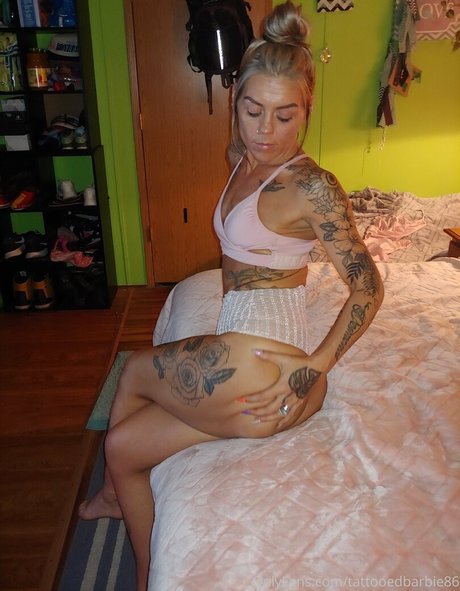 Naakte gelekte OnlyFans-foto van Tattooedbarbie86