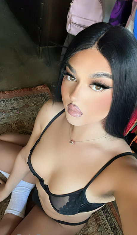 Naakte gelekte OnlyFans-foto van Trangolina