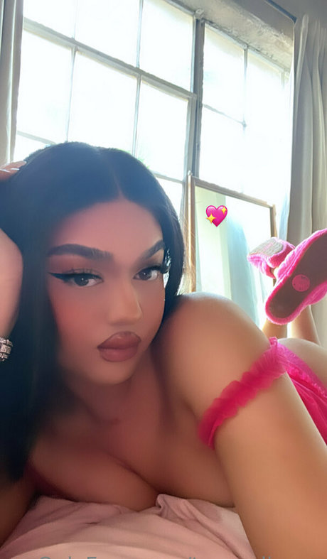 Naakte gelekte OnlyFans-foto van Trangolina