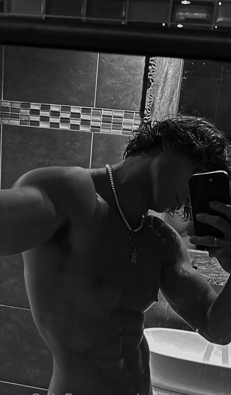 Naakte gelekte OnlyFans-foto van Ladorian