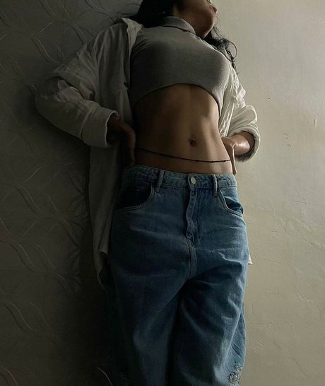 Naakte gelekte OnlyFans-foto van Skinnywaistfitbabe