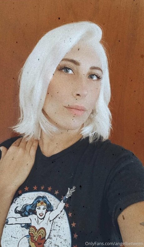 Naakte gelekte OnlyFans-foto van Angelbetween