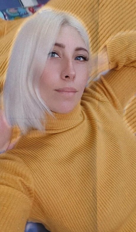 Naakte gelekte OnlyFans-foto van Angelbetween