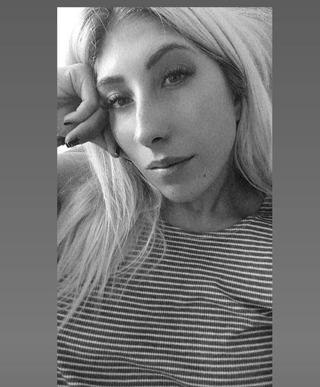 Naakte gelekte OnlyFans-foto van Angelbetween