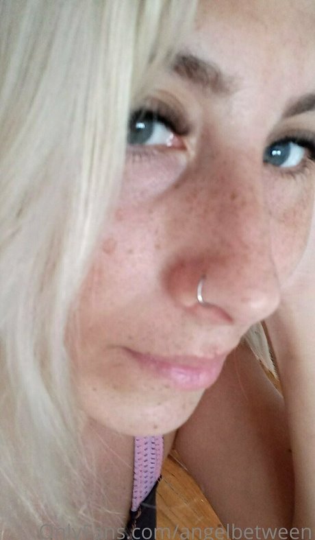 Naakte gelekte OnlyFans-foto van Angelbetween