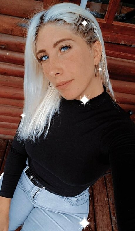 Naakte gelekte OnlyFans-foto van Angelbetween