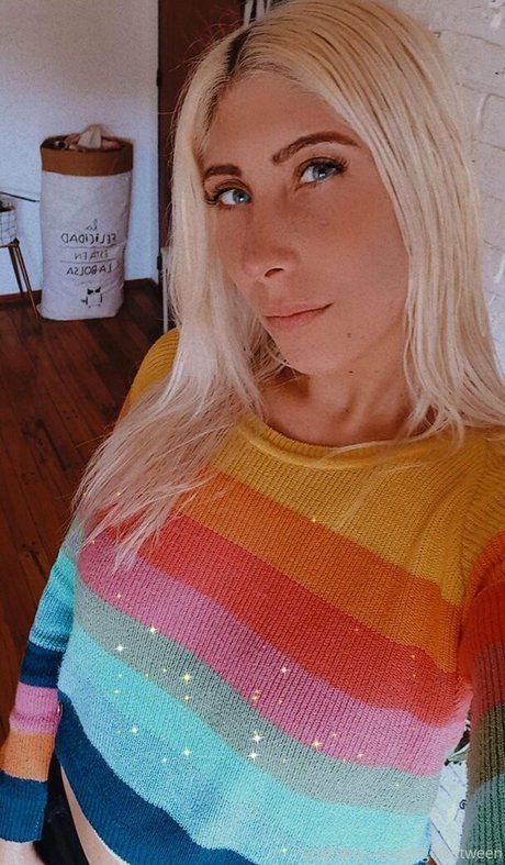 Naakte gelekte OnlyFans-foto van Angelbetween