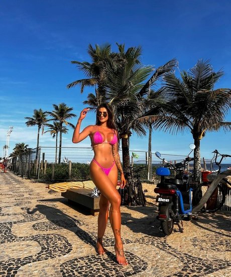 Naakte gelekte OnlyFans-foto van Larissa Dalpasquale