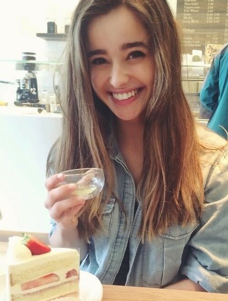 Holly Earl