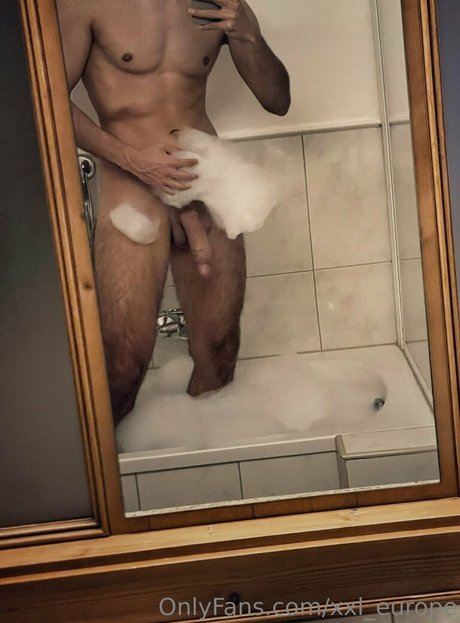 Naakte gelekte OnlyFans-foto van Xxleurope