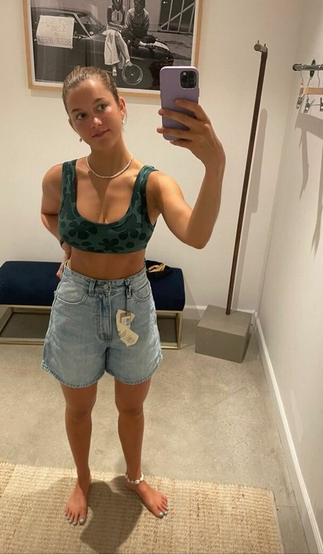 Naakte gelekte OnlyFans-foto van Chloe East