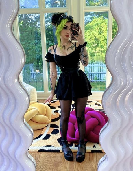 Naakte gelekte OnlyFans-foto van Lilbatty