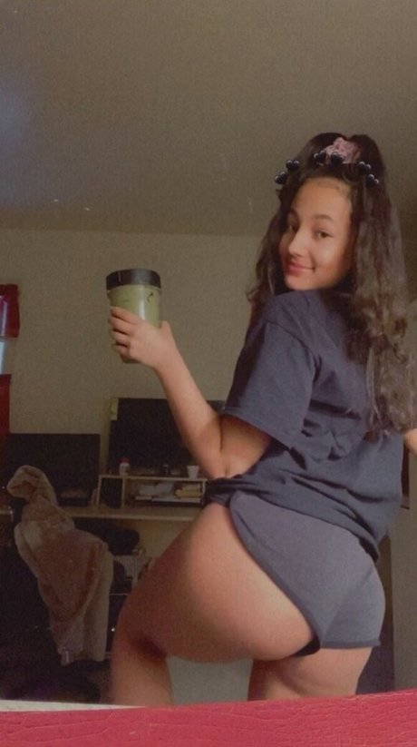 Naakte gelekte OnlyFans-foto van Mia Overdose