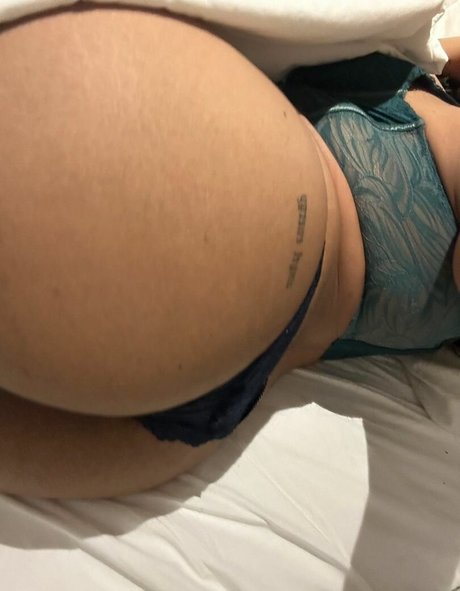 Naakte gelekte OnlyFans-foto van Mandy Lia