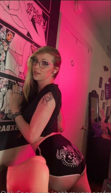 Naakte gelekte OnlyFans-foto van Gothravemomfree