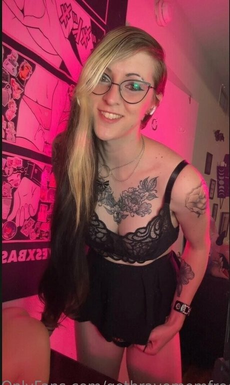Naakte gelekte OnlyFans-foto van Gothravemomfree